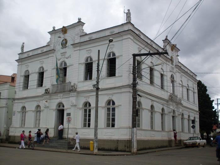 Prédio onde funciona a Prefeitura Municipal e a Câmara Municipal de Rio Novo